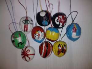 Globuri pictate manual pe nuci (hand made)