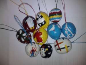 Globuri pictate manual pe nuci (hand made)