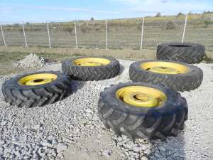 Vand set de roti inguse pentru John Deere