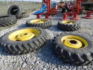 Vand set de roti inguse pentru John Deere