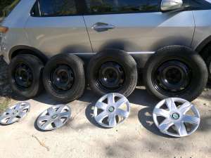 vand jante+cauciucuri+capace R15 195/65 skoda octavia1 (2 anvelope pirelli,  2 anvelope fulda)iarna