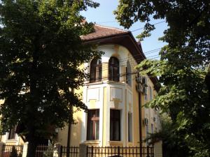 Inchiriere apartament in vila  Cotroceni,   5 camere,   220mp