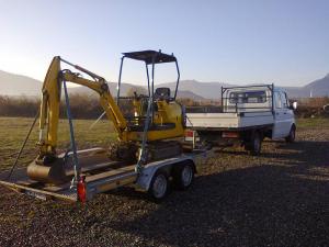 vand mercedes sprinter cu platforma auto si minexcavator komatsu