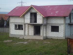 VAND VILA LA ROSU CONSTRUCTIE NOUA APROAPE DE VOINESTI DAMBOVITA