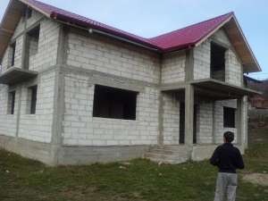VAND VILA LA ROSU CONSTRUCTIE NOUA APROAPE DE VOINESTI DAMBOVITA