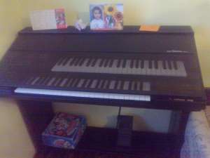 pian yamaha hs4