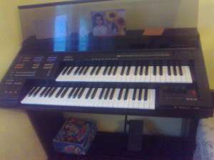 pian yamaha hs4