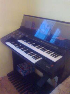 pian yamaha hs4