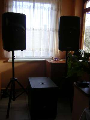 vand 2 boxe Mackie C 300 originale  cu  un subwoofer activ Db  de 400w
