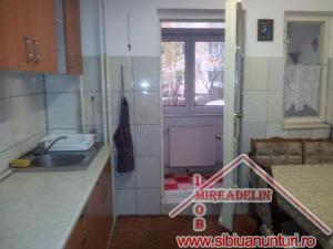 VINDEM APARTAMENT 3 CAMERE,   VASILE AARON STRADA IEZER