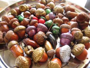 Decoratiuni hand made,      de Craciun,    pentru nunti - din ghinde si conuri de pin rosu