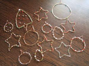 Decoratiuni hand made,      de Craciun,    pentru nunti - din ghinde si conuri de pin rosu