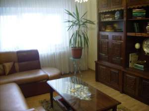 Vinzare apartament mobilat si garaj