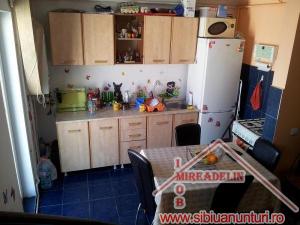 VAND APARTAMENT 3 CAMERE LA MANSARDA Str. Maramuresului