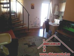 VAND APARTAMENT 3 CAMERE LA MANSARDA Str. Maramuresului