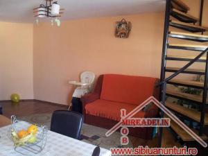 VAND APARTAMENT 3 CAMERE LA MANSARDA Str. Maramuresului