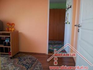 VAND APARTAMENT 3 CAMERE LA MANSARDA Str. Maramuresului