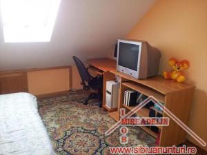 VAND APARTAMENT 3 CAMERE LA MANSARDA Str. Maramuresului
