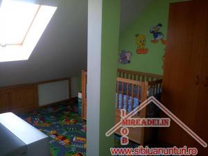 VAND APARTAMENT 3 CAMERE LA MANSARDA Str. Maramuresului