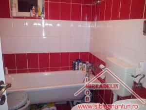 VAND APARTAMENT 3 CAMERE LA MANSARDA Str. Maramuresului