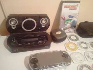 PSP 1006 impecabil + 22 jocuri ORIGINALE + Card 8gb + boxe si extra