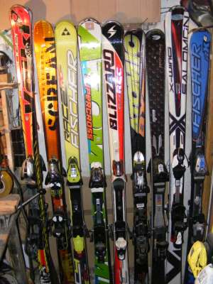 VAND SKIURI BUTI PLACI SNOWBOARD CLAPARI  LEGATURI  GECI SNOWBOARD CASTI OCHELARI DE SKI SI ALTELE