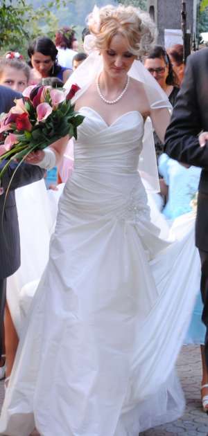 Vand rochie de mireasa crem deschis