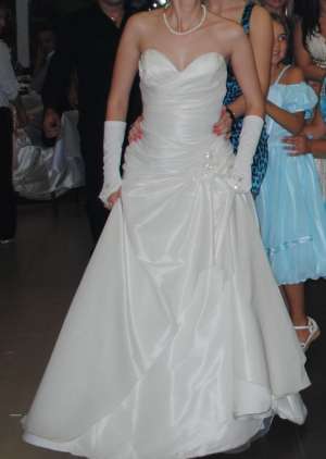 Vand rochie de mireasa crem deschis