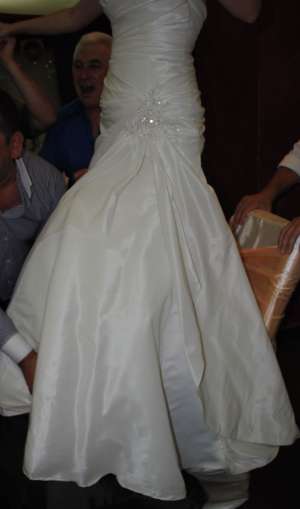 Vand rochie de mireasa crem deschis