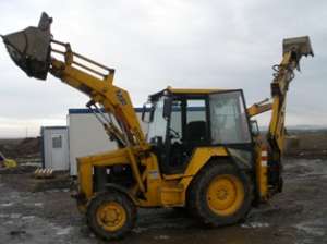 Vand buldoexcavator MF-HX60 4 ori 4 an 1994
