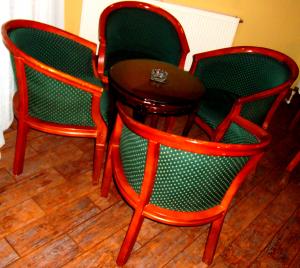 Vand mobilier cafenea si masa biliard. Relatii la tel 0722601788