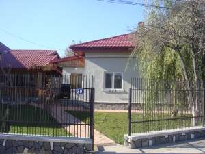 vand casa caramida baicoi