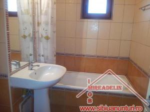 INCHIRIEM APARTAMENT 3 CAMERE � VALEA AURIE