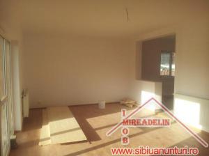 VAND CASA P+E IN TRIPLEX,    CISNADIE