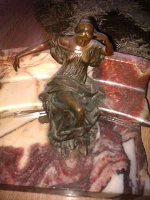 sculptura bronz si marmura rosie
