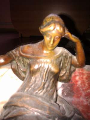 sculptura bronz si marmura rosie