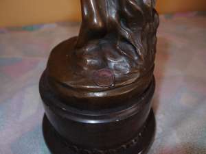 Statueta bronz masiv "Femeie cu floare" cu stampila