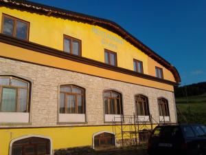 Vand restaurant cu terasa recent renovat informatii mai multe,  vechime 5 ani de la constructie,  St