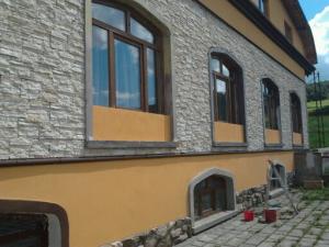 Vand restaurant cu terasa recent renovat informatii mai multe,  vechime 5 ani de la constructie,  St