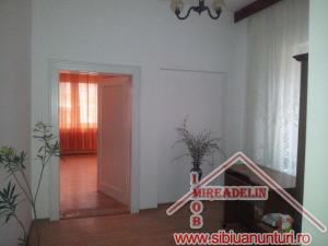 INCHIRIEM CASA 4 CAMERE,    SINGUR IN CURTE � TURNISOR