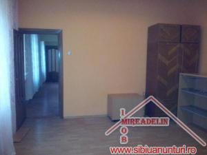 INCHIRIEM CASA 4 CAMERE,    SINGUR IN CURTE � TURNISOR