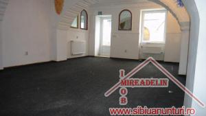 INCHIRIEM SPATIU COMERCIAL,   ZONA CENTRALA,   CISNADIE