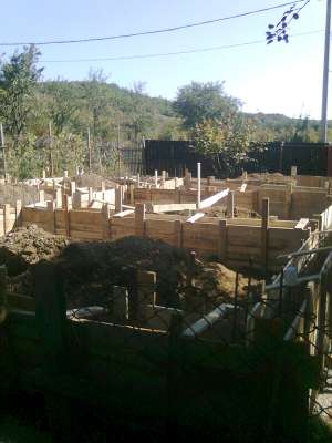 Executam case la rosu