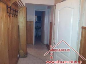 INCHIRIEM APARTAMENT 3 CAMERE,   zona GARII