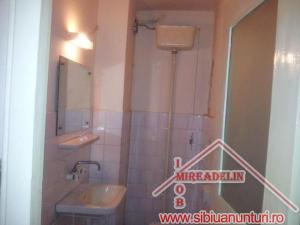 INCHIRIEM APARTAMENT 3 CAMERE,   zona GARII