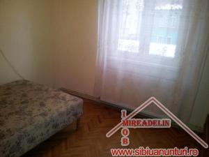 INCHIRIEM APARTAMENT 3 CAMERE,   zona GARII