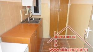 INCHIRIEM APARTAMENT 3 CAMERE,   zona CEDONIA