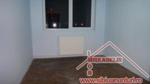 INCHIRIEM APARTAMENT 3 CAMERE,   zona CEDONIA
