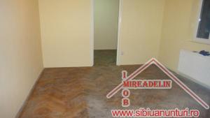 INCHIRIEM APARTAMENT 3 CAMERE,   zona CEDONIA