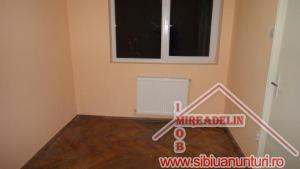 INCHIRIEM APARTAMENT 3 CAMERE,   zona CEDONIA